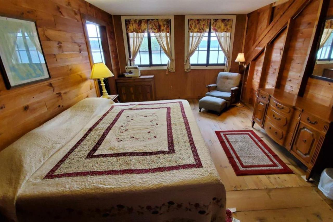 Meredith Lakefront Lodge On Lake Winnipesaukee Exterior photo