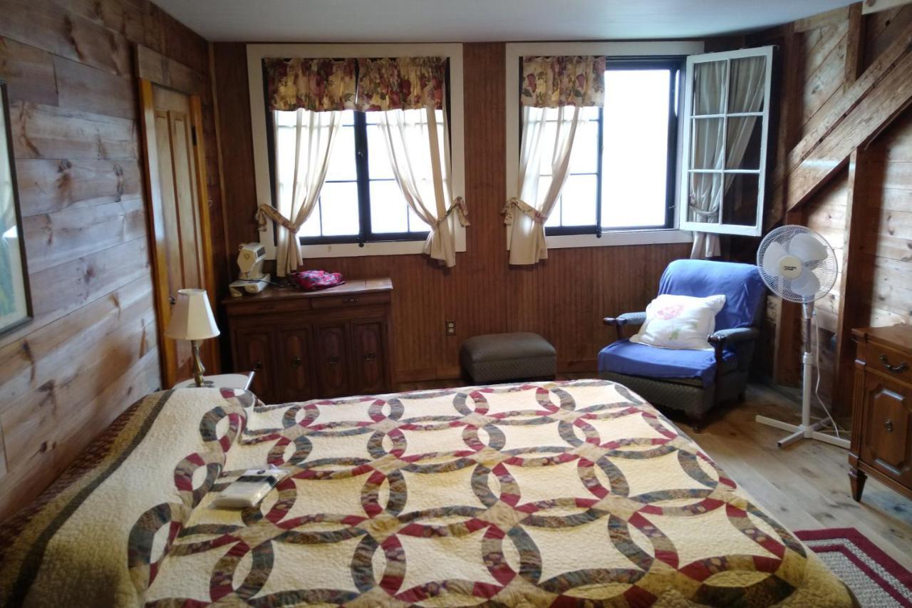 Meredith Lakefront Lodge On Lake Winnipesaukee Exterior photo