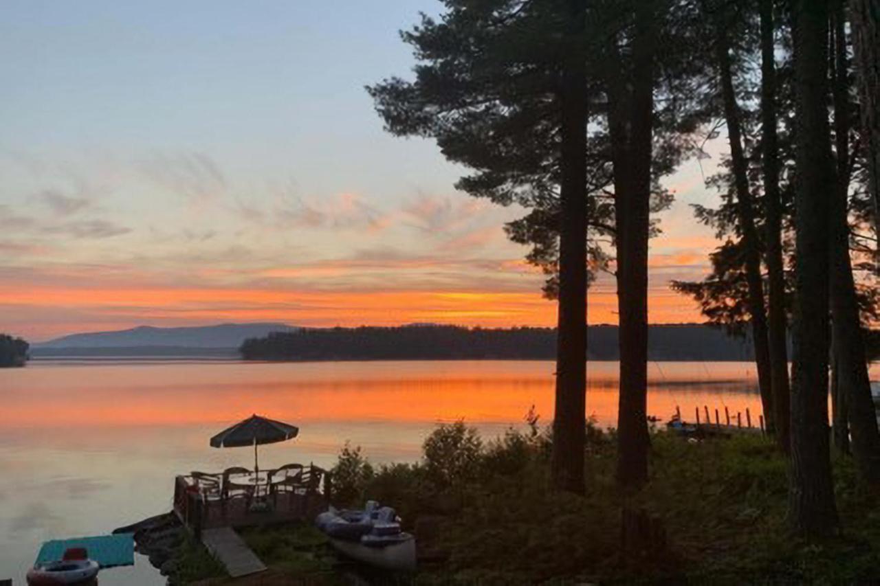 Meredith Lakefront Lodge On Lake Winnipesaukee Exterior photo